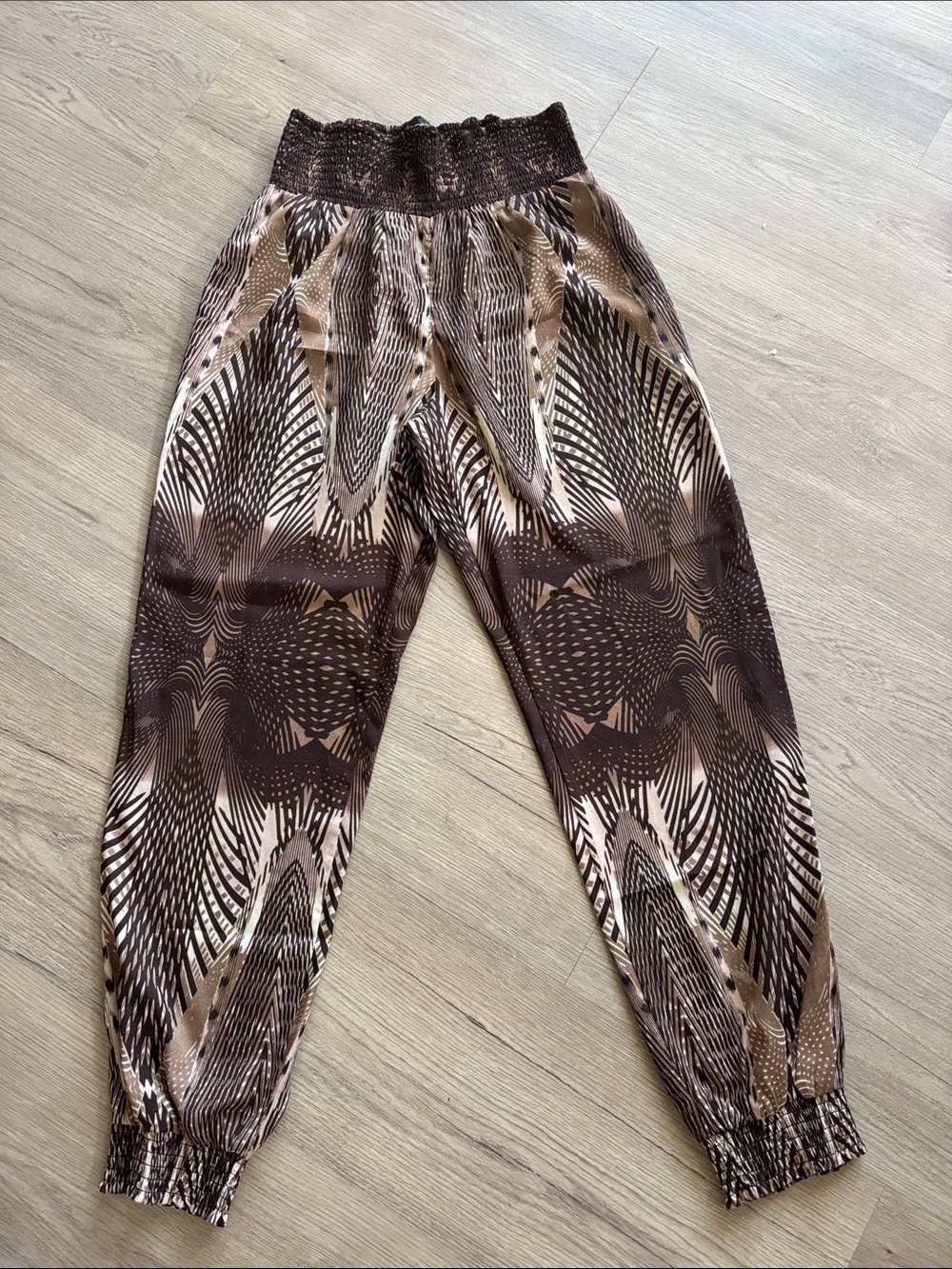 bebe Brown & Tan Abstract Smocked Waist Joggers